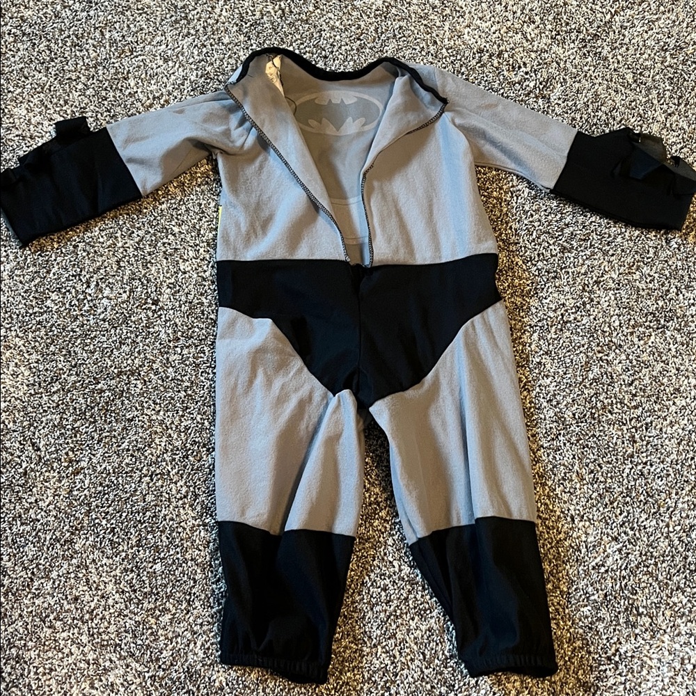 🎃Batman Kids Costume with Cape - Gray, Black, and Yellow, Size Toddler - Picture 7 of 13